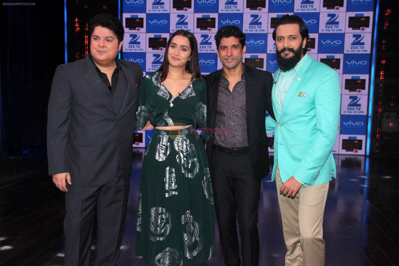 Shraddha Kapoor and Farhan Akhtar, Sajid Khan, Riteish Deshmukh promote Rock On 2 on the sets of Yaaron Ki Baraat Show on Zee Tv on 23rd Oct 2016 shown to user
